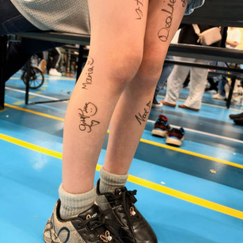 Jeg fik lov at skrive min autograf på arme, ben og endda i panden på en super sød dreng.