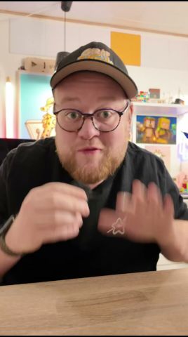 Forestil dig mig, der går rundt i min egen verden 🌀 og pludselig dukker Lasse op med en gavekurv så